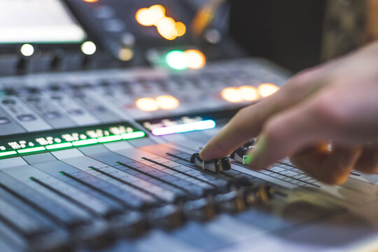 聲音與代碼的雙重奏 專業音樂制作錄音棚中的軟件開發實踐